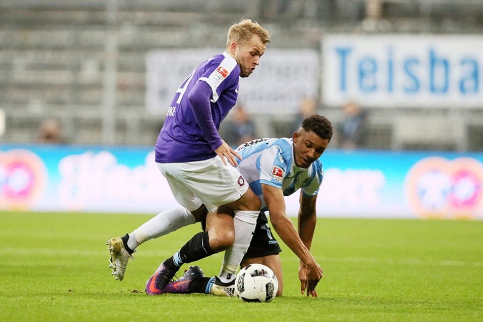 Torschütze Pascal Köpke im Zweikampf mit dem Münchner Ohis Felix Uduokhai.