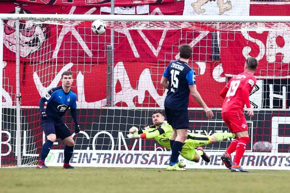 Johannes Brinkies pariert einen Ball von Orhan Ademi.