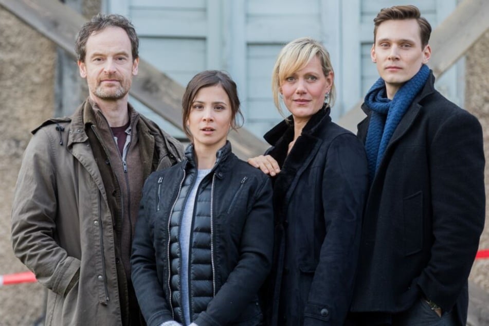 Aylin Tezel (2. v. l.) spielt im Dortmunder Tatort Nora Dalay.