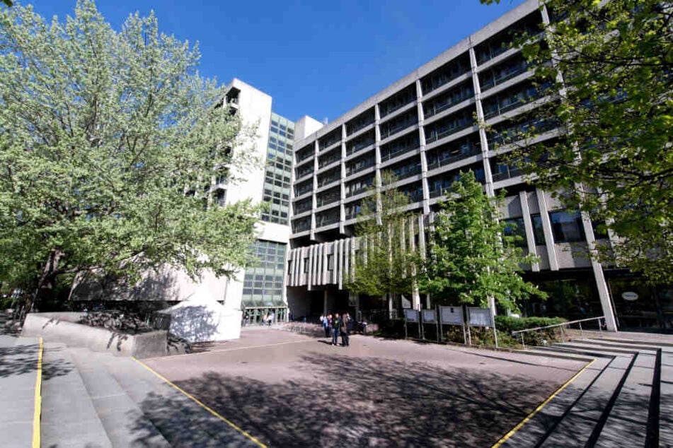 Blick auf das Gerichtsgebäude für das Amtsgericht, das Landgericht I und II in München, das Oberlandesgericht und die Staatsanwaltschaft in der Nymphenburger Straße.