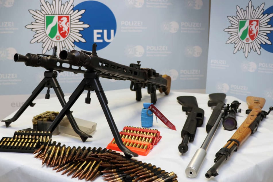 Diese sichergestellten Waffen hatte die Polizei beschlagnahmt.