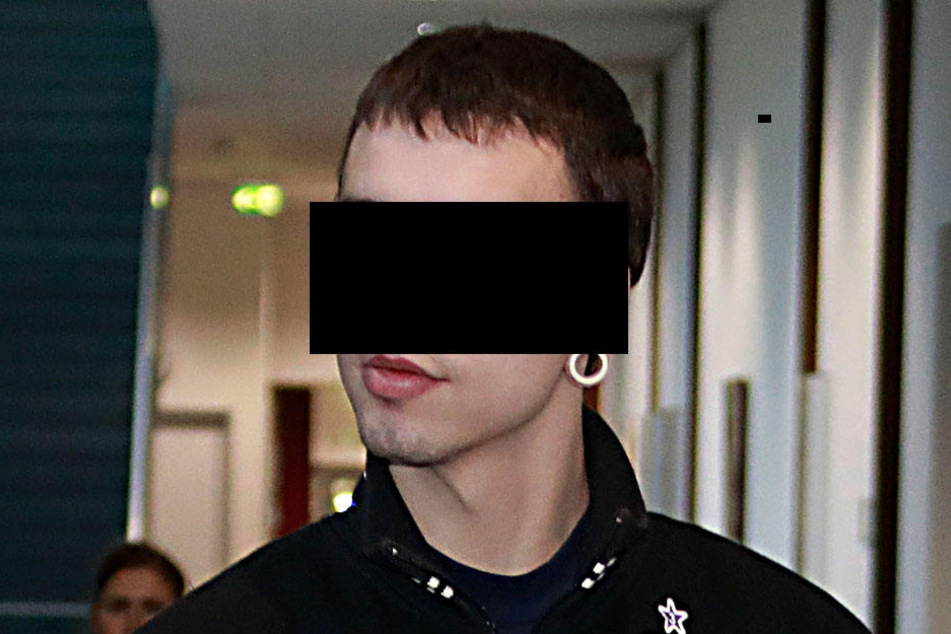 Marcel G. (26) kam am Mittwoch in einer Fanjacke des FC Erzgebirge Aue ins Gericht. Der Fußballfan muss jetzt für 18 Monate hinter Gitter.