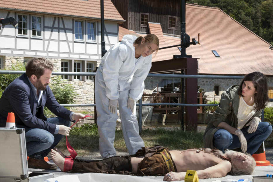 Die Kommissare Lessing (Christian Ulmen) und Kira Dorn (Nora Tschirner) am Tatort mit dem toten Indianer - Szene aus "Tatort: Der höllische Heinz".