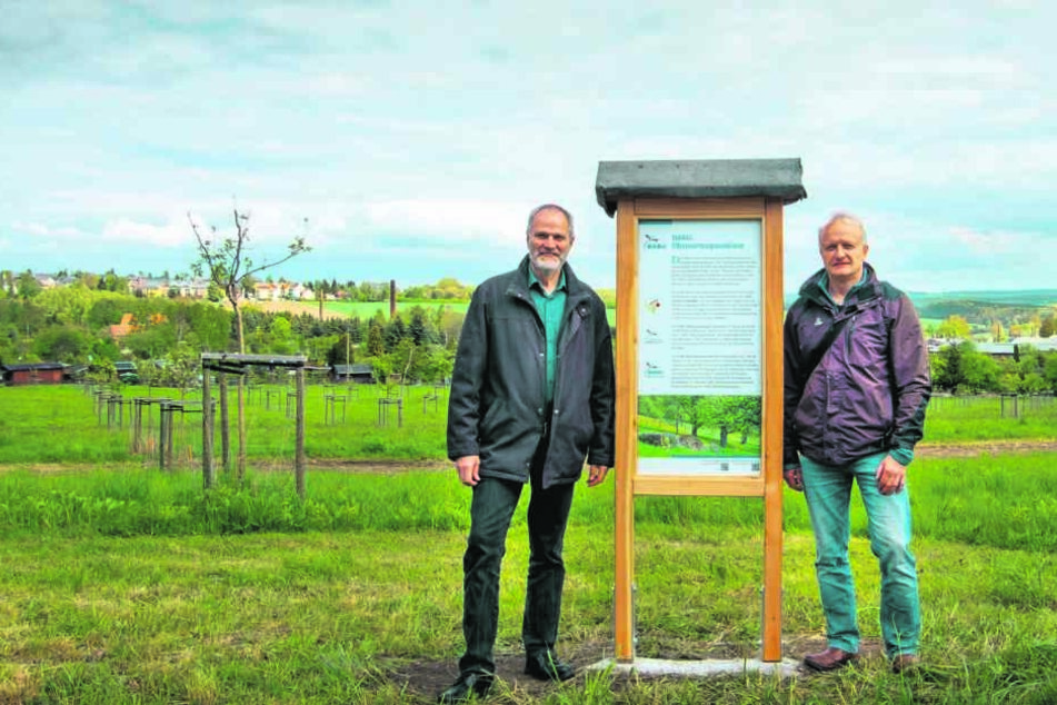Christian Unselt (l.) und Lutz Röder vom Naturschutzbund ehrten das Chemnitzer Streuobst-Paradies.
