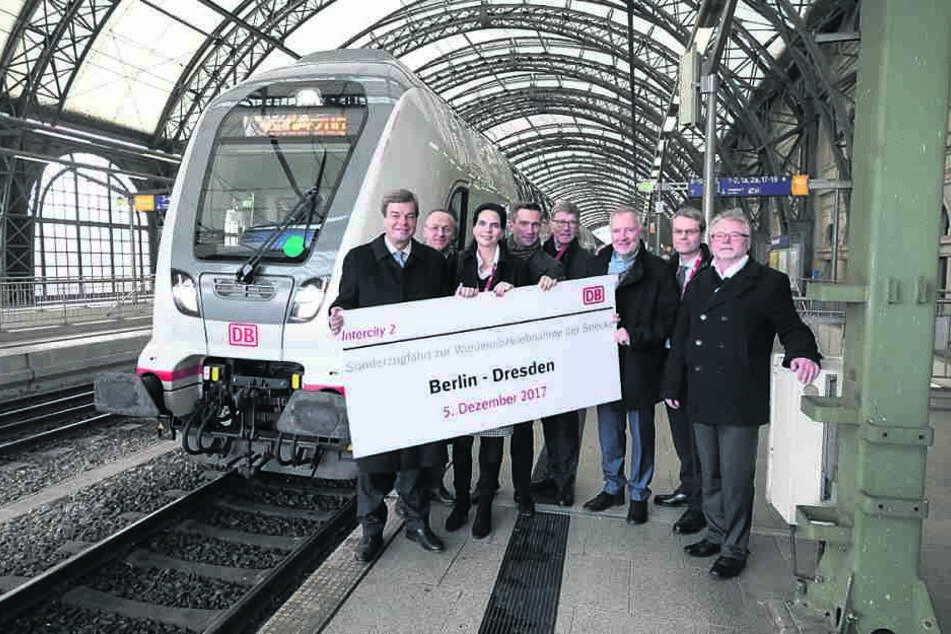 Dienstagmittag Gleis 3: Der erste Zug, der die Ausbaustrecke Berlin-Dresden befahren durfte, ist mit vielen Ehrengästen eingetroffen.