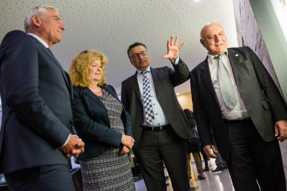 Besuch im jüdischen Gemeindezentrum (v.l.): Innenminister Thomas Strobl, IRG-Vorstandssprecherin Barbara Traub, IRG-Baden-Vorsitzender Rami Suliman und IRG-Vorstandsmitglied Michael Kashi.