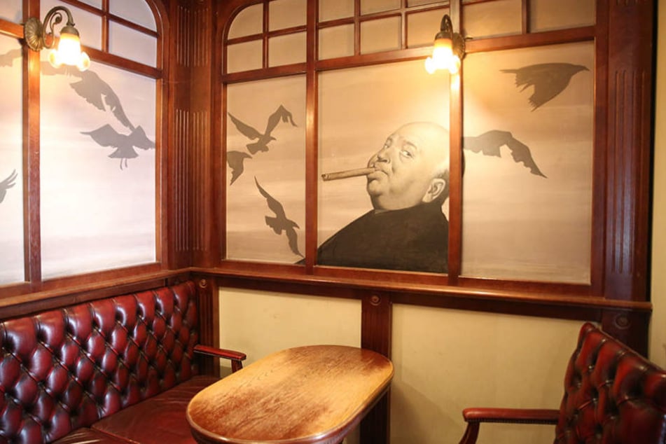 Die Wandkunst, hier Alfred Hitchcock und seine Vögel, wird verschwinden.