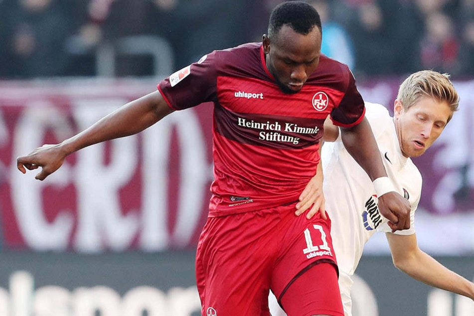 Szene vom torlosen Remis im Hinspiel im Fritz-Walter-Stadion: Aues Sebastian Hertner (hinten) versucht, dem Lauterer Jacques Zoua den Ball abzuluchsen.