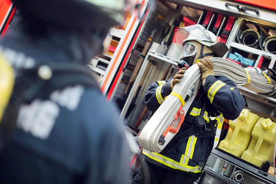 Feuerwehrmänner werden im Einsatz stark belastet - körperlich und psychisch. (Symbolbild)