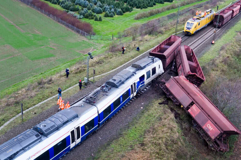 Weil eine Fahrdienst-Leiterin die falsche Zugnummer eingegeben hatte, ging der Lokführer einer Regionalbahn davon aus, dass er freie Fahrt habe.