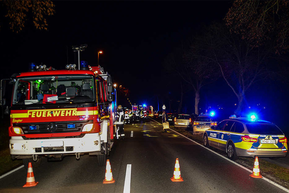 Die Polizei und Feuerwehr sperrten die B61 komplett.