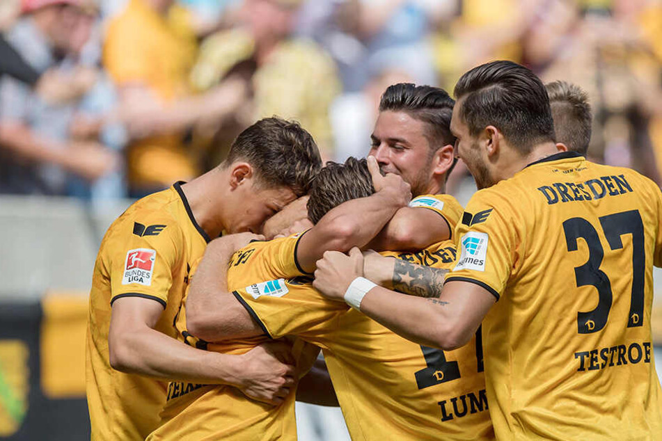 Jubel bei den Schwarz-Gelben nach dem 1:0.