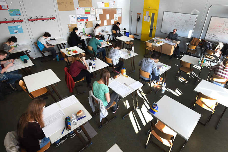 In einem Klassenzimmer, ohne andere Schüler gaben sich eine Lehrerin und ihr Schüler dem Geschlechtsverkehr hin. (Symbolbild)