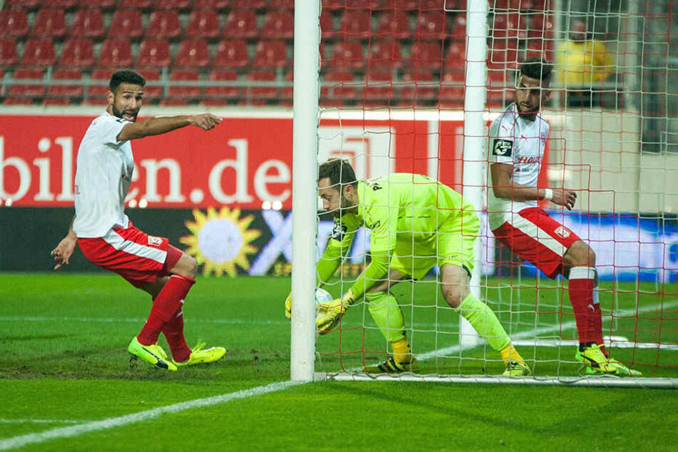 Hier kann Lukas Kruse nur knapp vor dem 1:2-Rückstand auf der Linie klären.