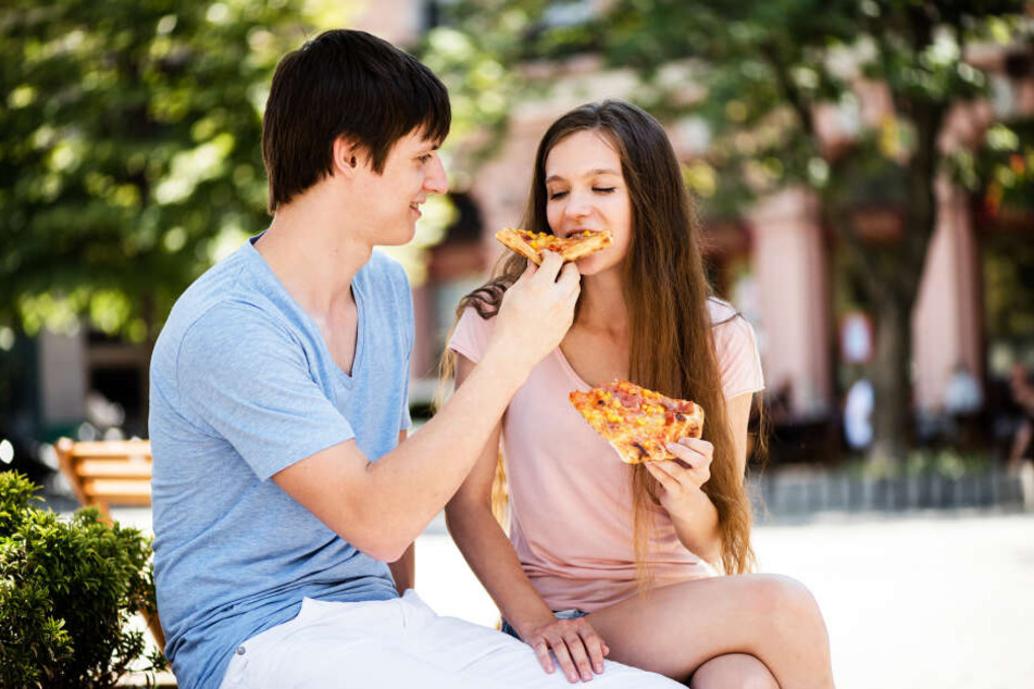 Teenie-Paar kann Pizza nicht bezahlen, dann passiert etwas Wunderbares