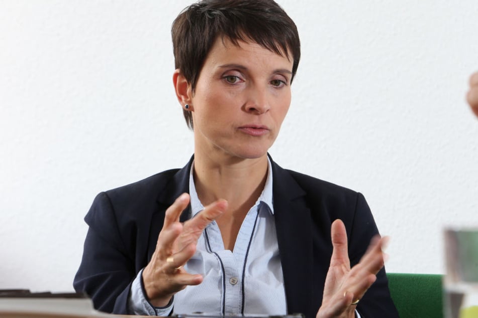 Petry vertritt den nationalkonservativen Flügel der AfD. Im Mai ist sie zum fünften Mal Mutter geworden.