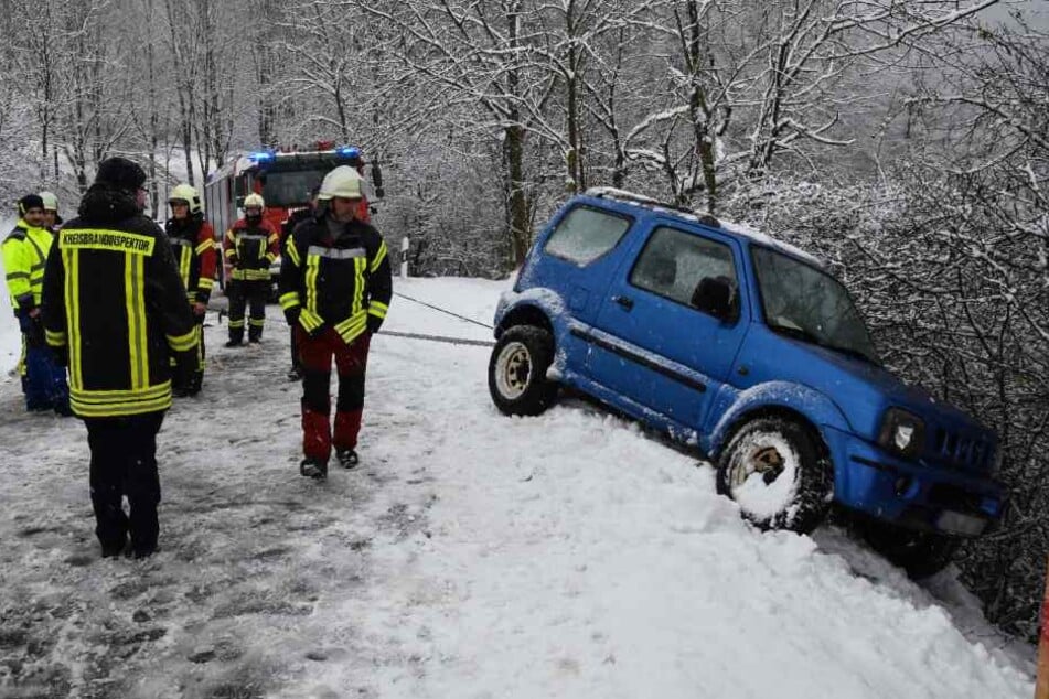 Mit einer Seilwinde musste das Auto auf die Straße gezogen werden.