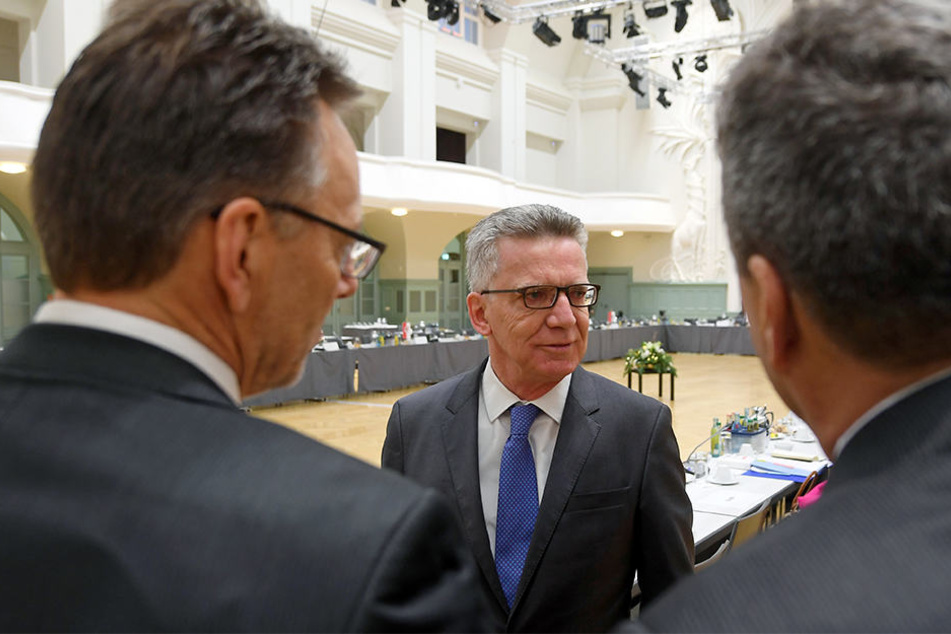 Bundesinnenminister Thomas de Maiziere (Mitte) und die anderen Konferenzteilnehmer einigten sich am Freitag auf die Verlängerung des Abschiebestopps nach Syrien.