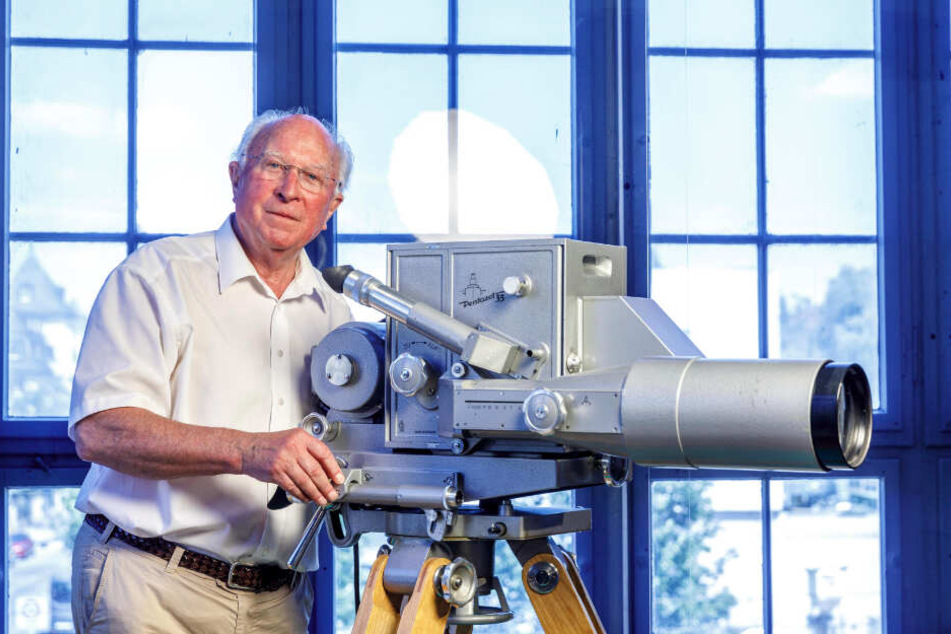 Ernst Hirsch (83), wie er leibt und lebt - am liebsten hinter der Kamera (hier in den Technischen Sammlungen).