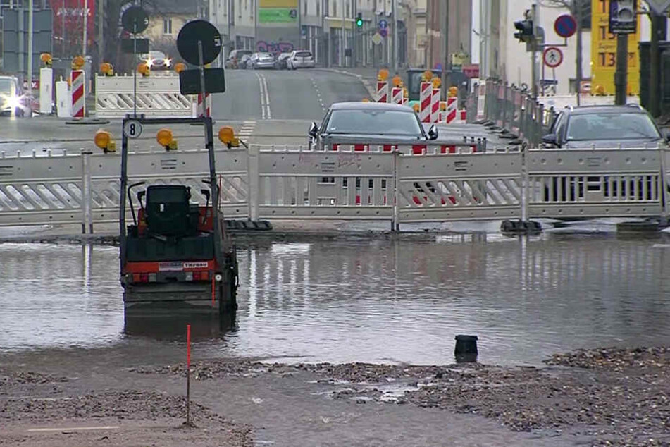 Schon wieder ist in Zwickau eine Wasserleitung geplatzt, diesmal in der Bürgerschachtstraße.
