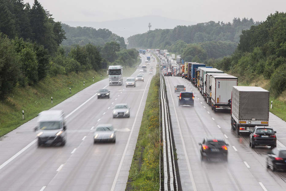 Der Stau reichte zeitweise bis nach Niedersachsen. (Symbolbild)