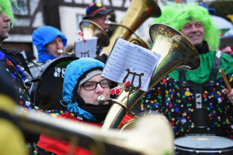 Das kalte und wechselhafte Wetter begleitet den Fuldaer Rosenmontagsumzug (Symbolfoto).
