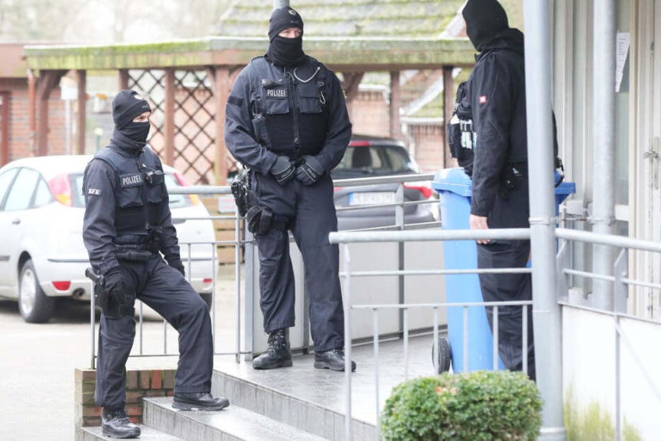 Polizisten sichern ein Gebäude im schleswig-holsteinischen Meldorf.