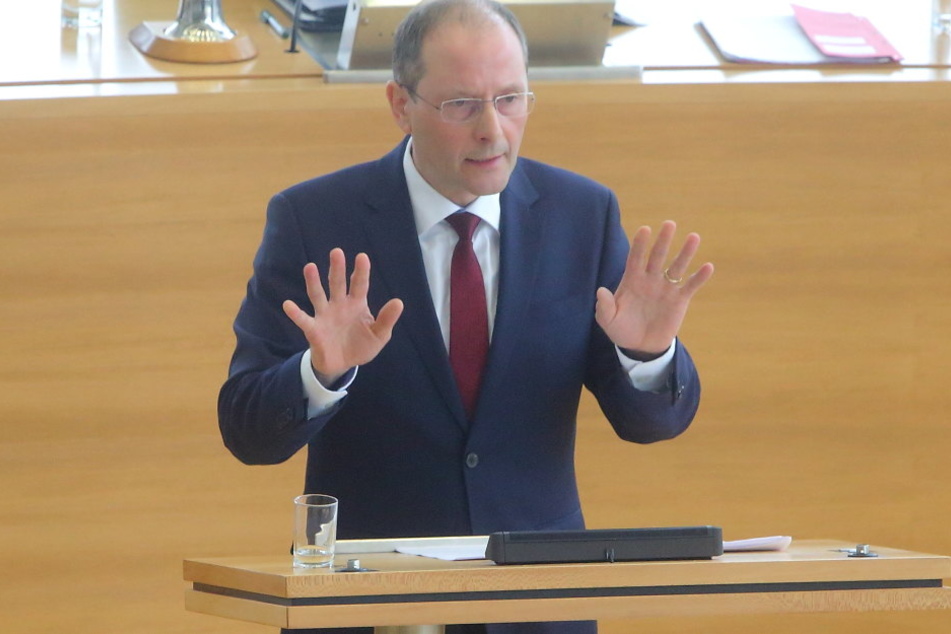 Markus Ulbig (52, CDU) hat ein neues Abwehrzentrum für Sachsen vorgestellt.