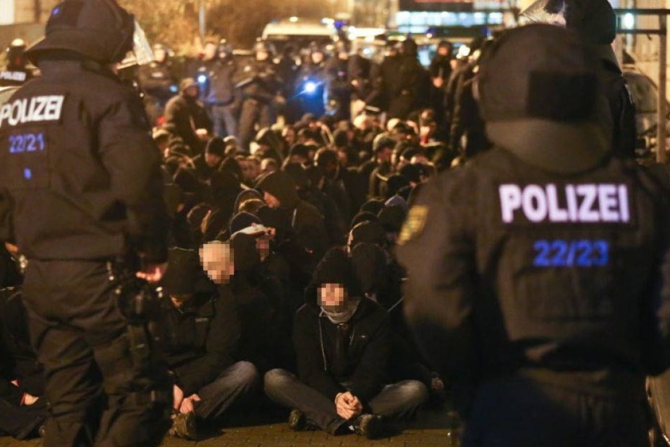Nach den Krawallen setzte die Polizei auch hunderte rechte Hooligans fest. Insgesamt wird gegen 215 Personen ermittelt.