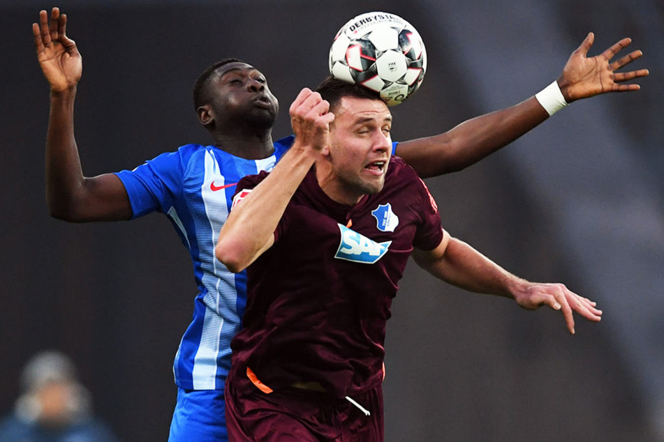 Hoffenheims Adam Szalai hatte gegen Herthas Derrick Luckassen einen schweren Stand.