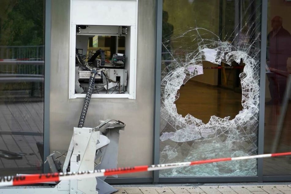 Ein gesprengter Automat einer Bank.