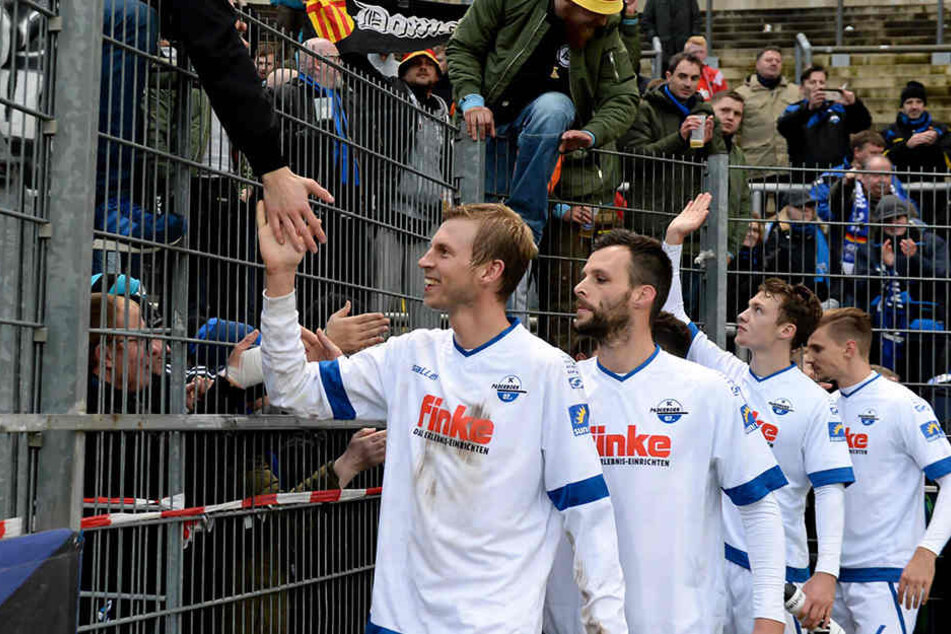 Nach Abpfiff hatten Fans und Mannschaft einiges zu feiern.