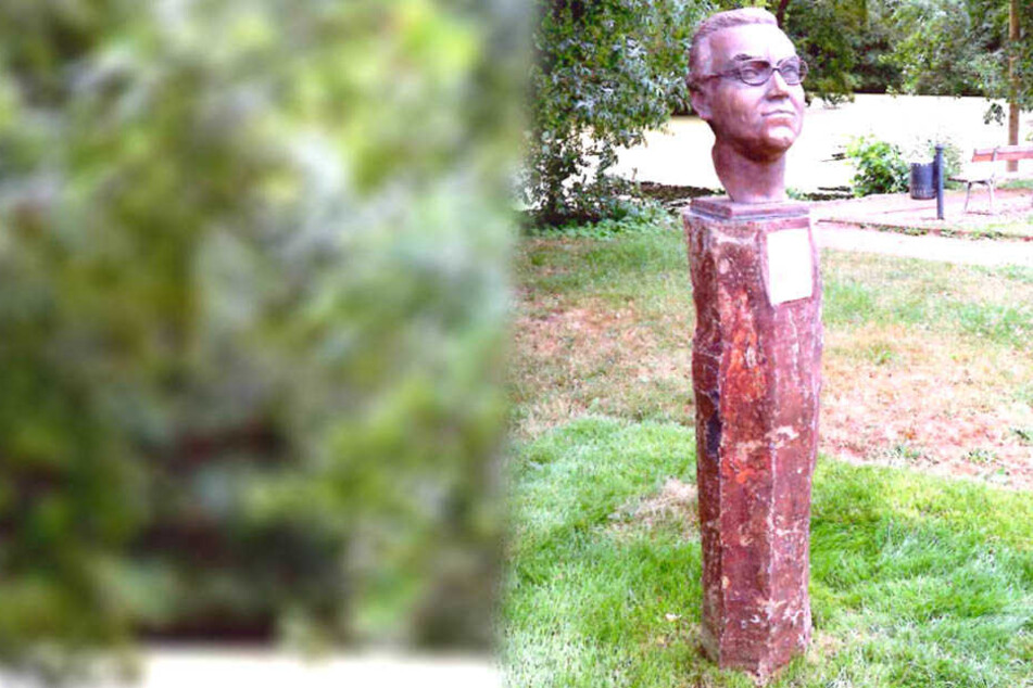 Von einer Stele im Park wurde eine Bronzebüste geklaut.