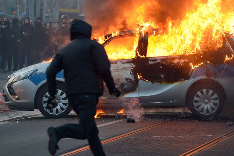 Bei den "Blockupy"-Protesten in Frankfurt wurde auch ein Polizeiwagen angezündet.