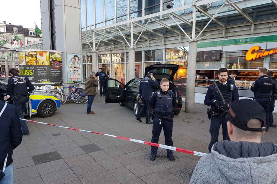 Am Fastnachtssamstag fuhr ein Mann mit seinem Auto in eine Gruppe Passanten.