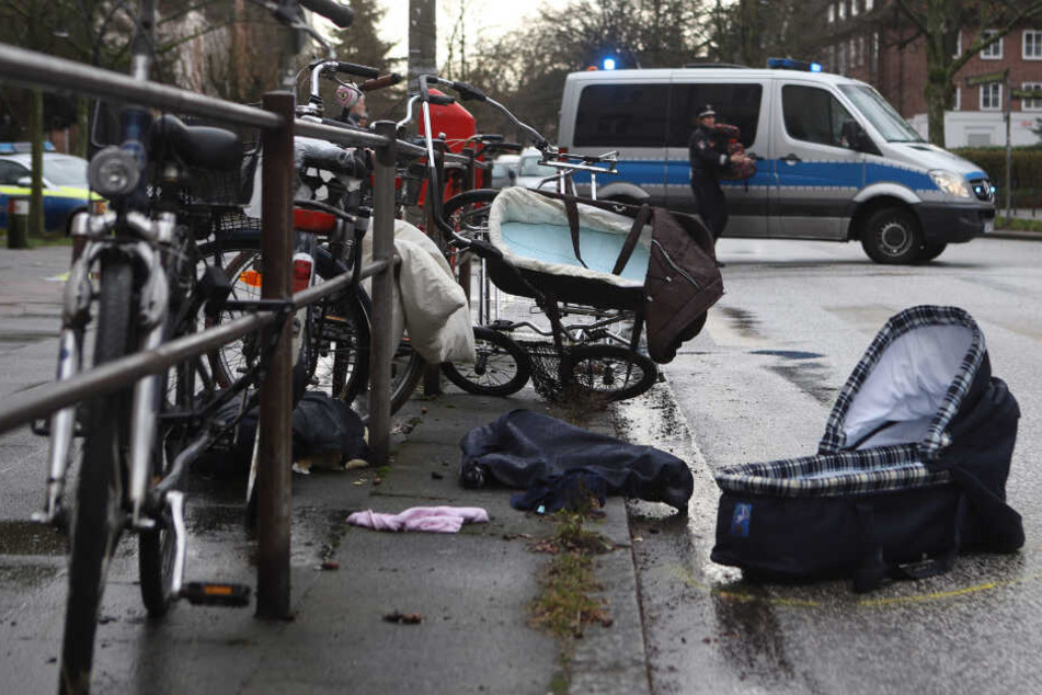 Der Kinderwagen krachte in ein Geländer.