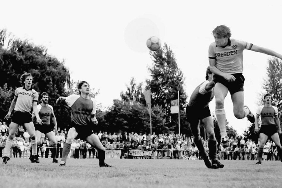Wenn Ralf Minge (r., hier 1987 in
einem Pokalspiel gegen Lok Zwickau) vorm gegnerischen Tor zum Kopfball
hochstieg, dann klingelte es meist im Kasten.