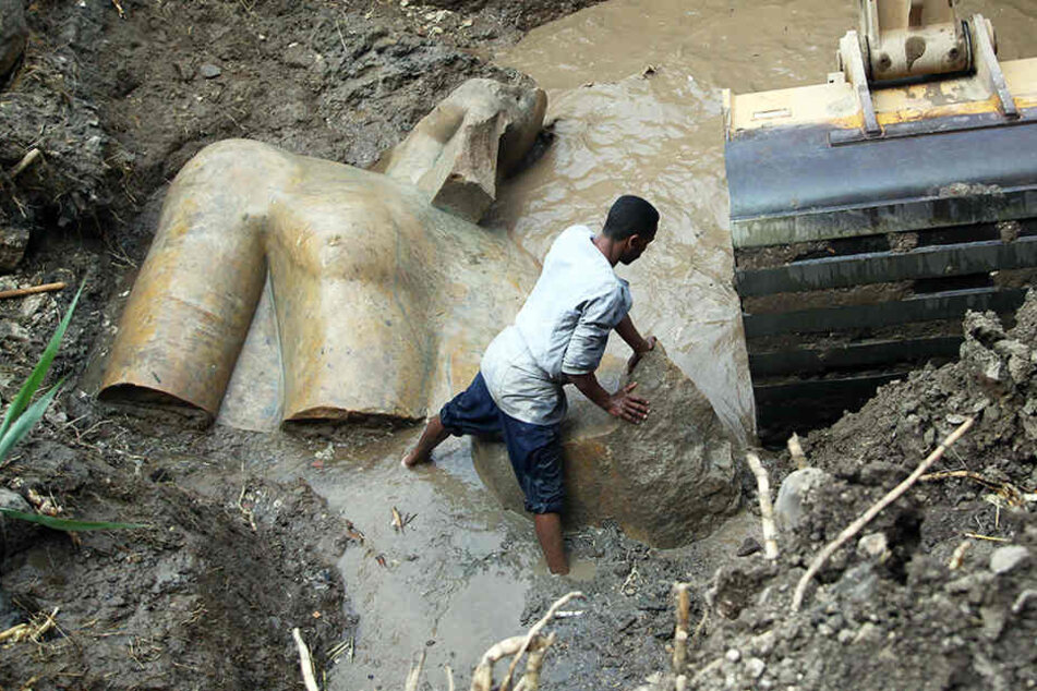 Dieses riesige Pharaonen-Statue wurde in Kairo entdeckt. Höchstwahrscheinlich handelt es sich um "Ramses".