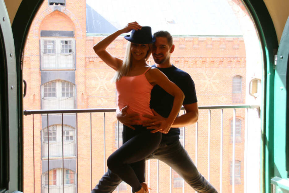 Isabel Edvardsson und Benjamin Piwko posieren vor einem Fenster im Tanzstudio.