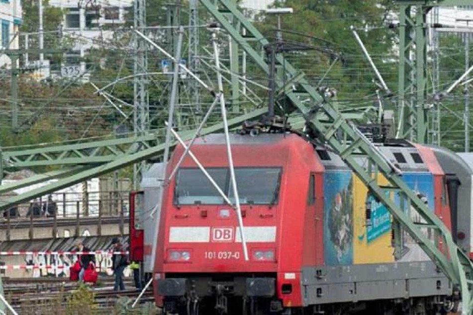 Der 15-Jährige erlitt einen Stromschlag von einer Oberleitung. Jetzt ist er tot. (Symbolbild)