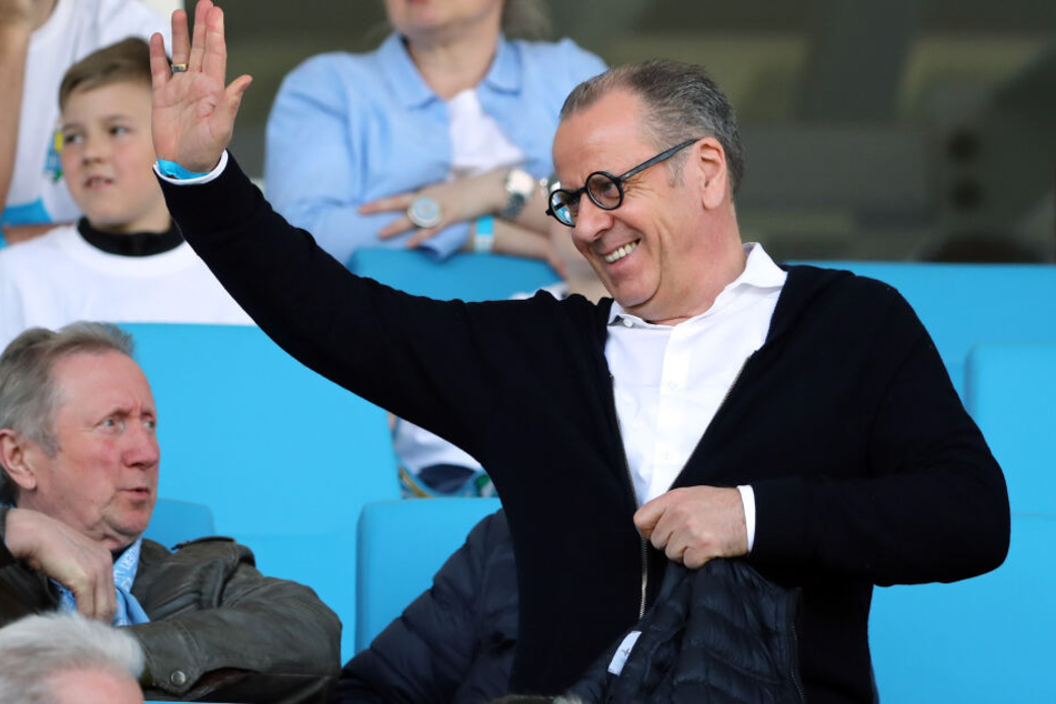 Klaus Siemon winkt gutgelaunt, mittlerweile bekommt er allerdings mächtig Gegenwind zu spüren.