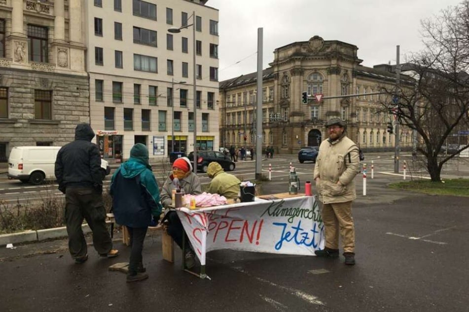 Initiator Ronny (48, r.) und weitere Aktivisten von "Ende Gelände" zeigten sich am Freitag solidarisch mit "Chai".