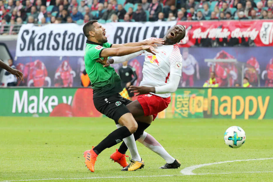 Hannovers Jonathas (li.) und Leipzigs Ibrahima Konaté prallen bei einem Zweikampf zusammen. Die Bundesliga ist halt kein Kindergeburtstag.
