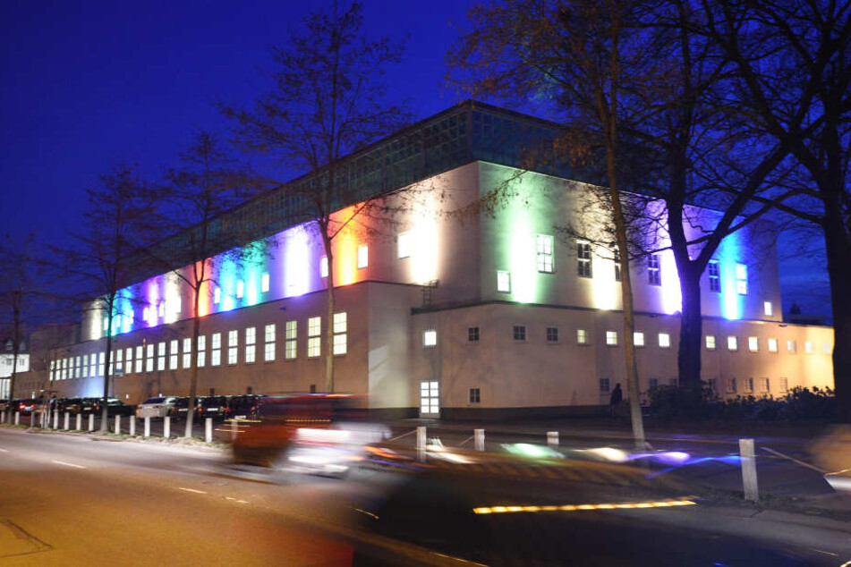 Viele Gebäude werden am Wochenende bunt angestrahlt - unter anderem das Stadtbad.