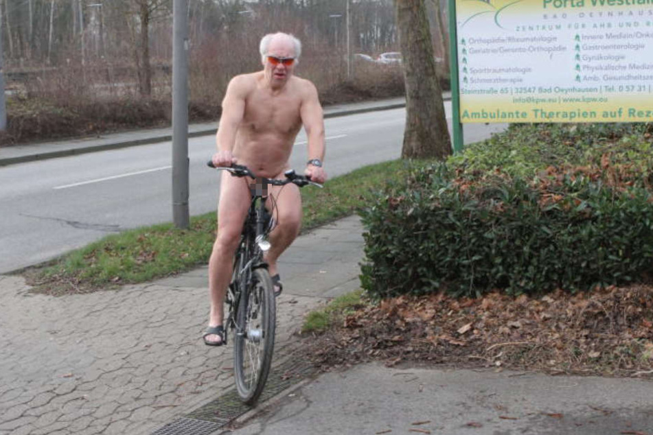 Nackt radelt es sich einfach am besten - zumindest wenn man "Ernie" heißt.