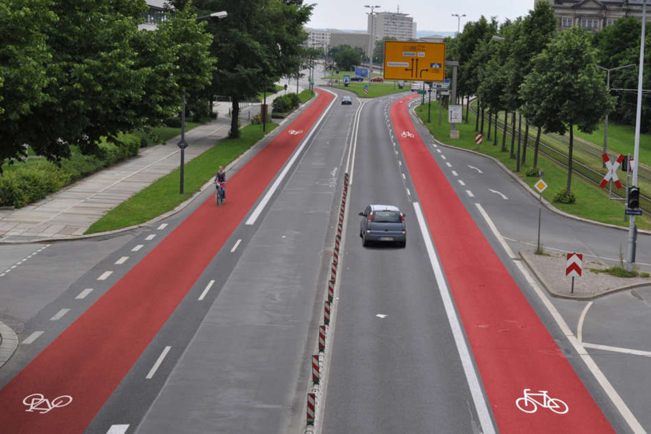 Die Stadt will auf beiden Seiten der Albertstraße einen Radweg bauen.