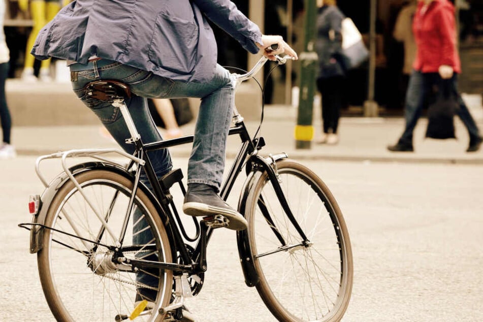 Der Radfahrer flüchtete nach dem schweren Zusammenstoß. (Symbolbild)