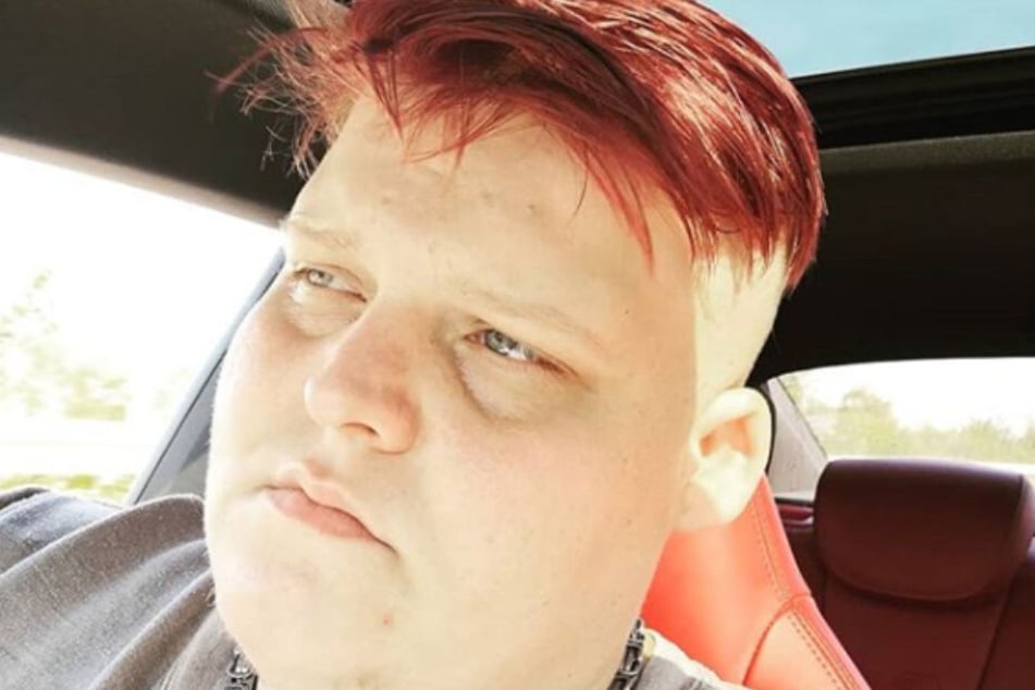 YouTuber Exsl sitzt in seinem Auto.