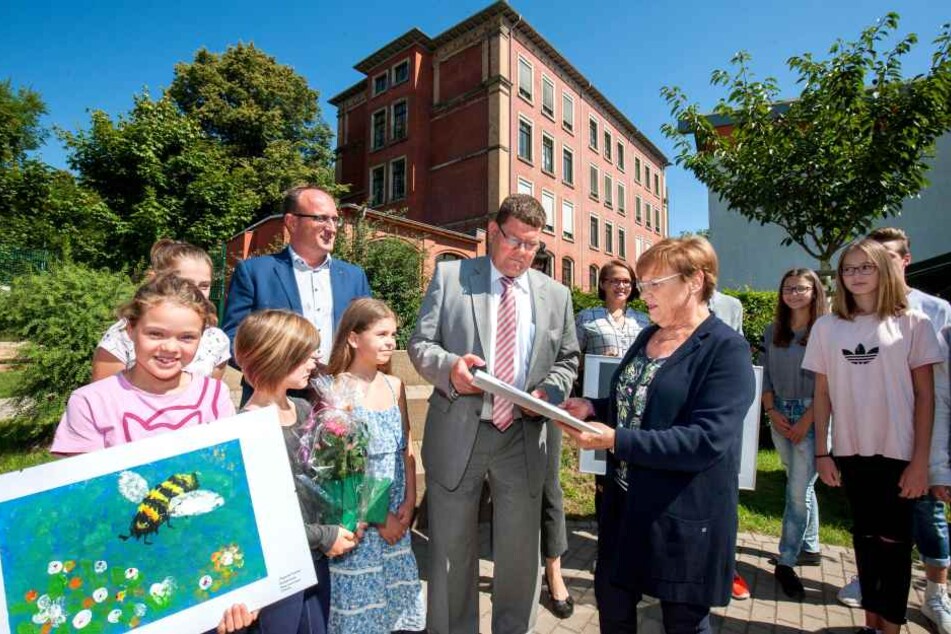 Kultusministerin Brunhild Kurth (63, CDU) überreicht Schulbürgermeister Philipp Rochold (55, parteilos) einen Fördermittel-Scheck über 603 000 Euro für die Untere und Obere Luisenschule.