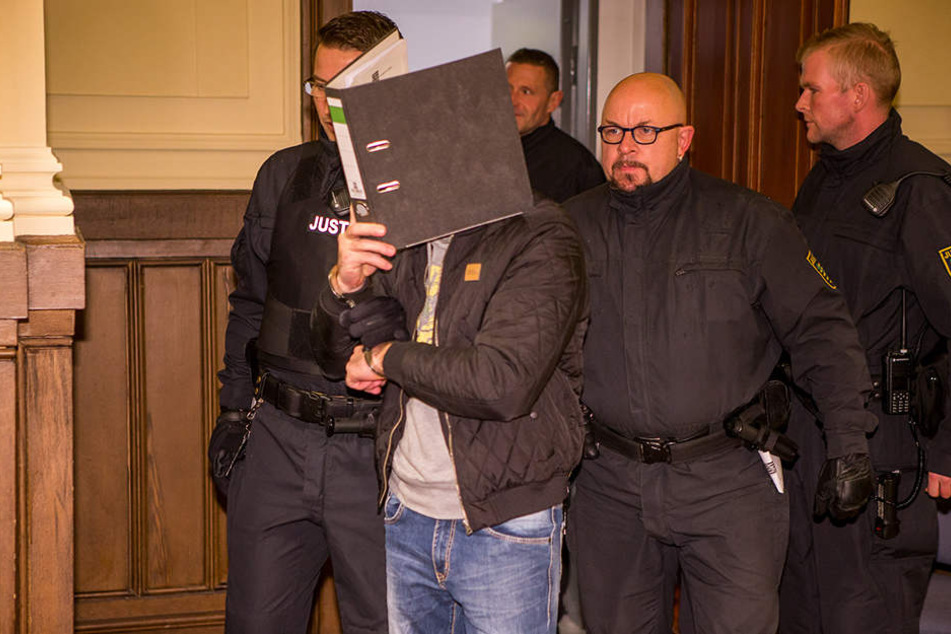 Er sieht aus wie ein harmloser "Jedermann". Doch Frank L. (36) gestand gestern eines der schlimmsten Verbrechen, das man einem Kind antun kann.